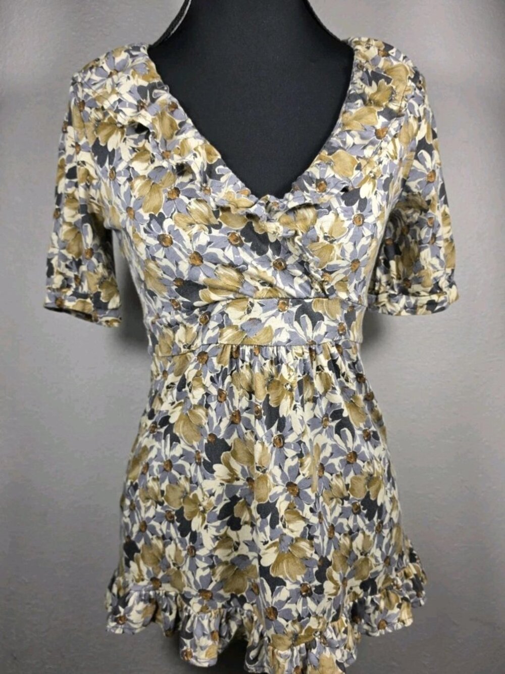 Ann Taylor Loft Petites Size XSP Short Sleeve Tan Blue Floral V-neck Top EUC